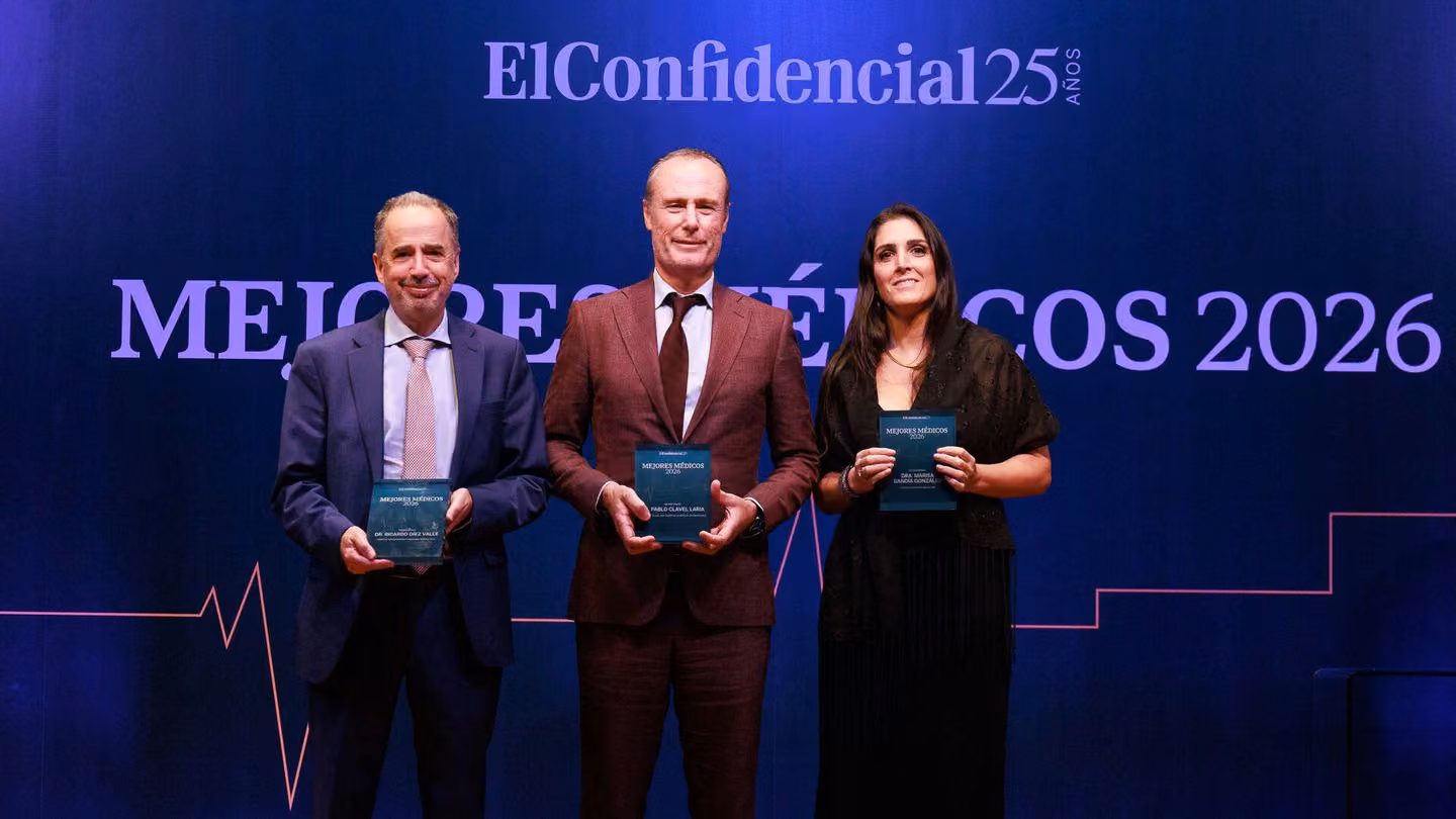 Entrega del reconocimiento en el escenario de El Confidencial
