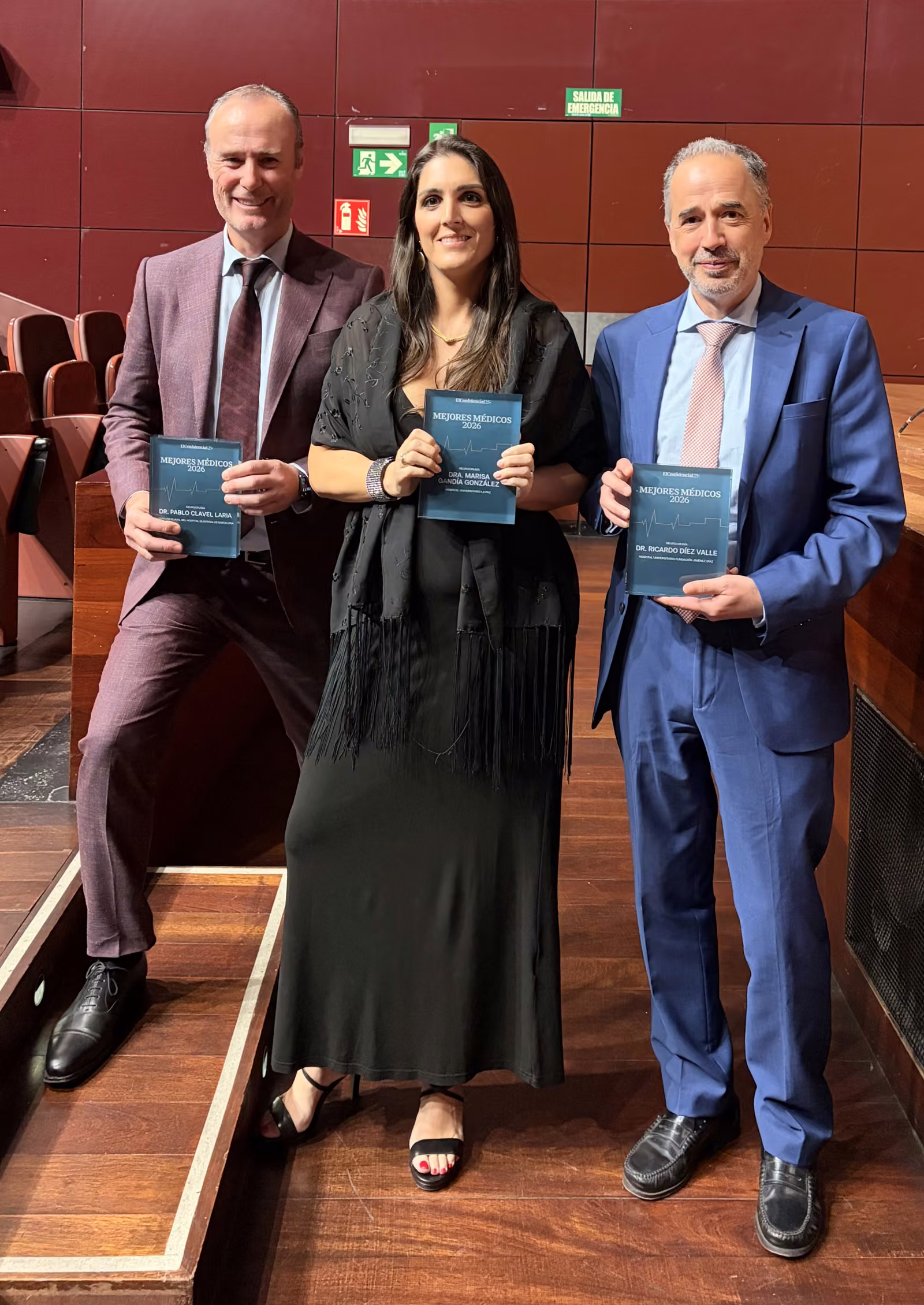 La doctora Gandía junto a otros dos médicos premiados