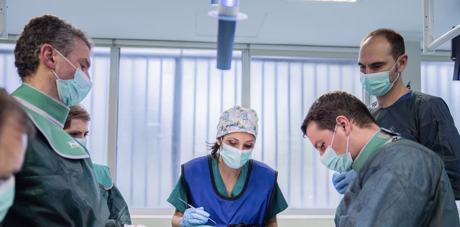 La doctora Gandía formando a cirujanos en quirófano